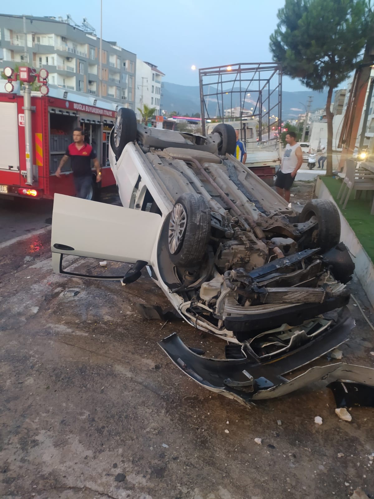 Kamyonet ve motosiklete çarpıp, işyerine girdi 
