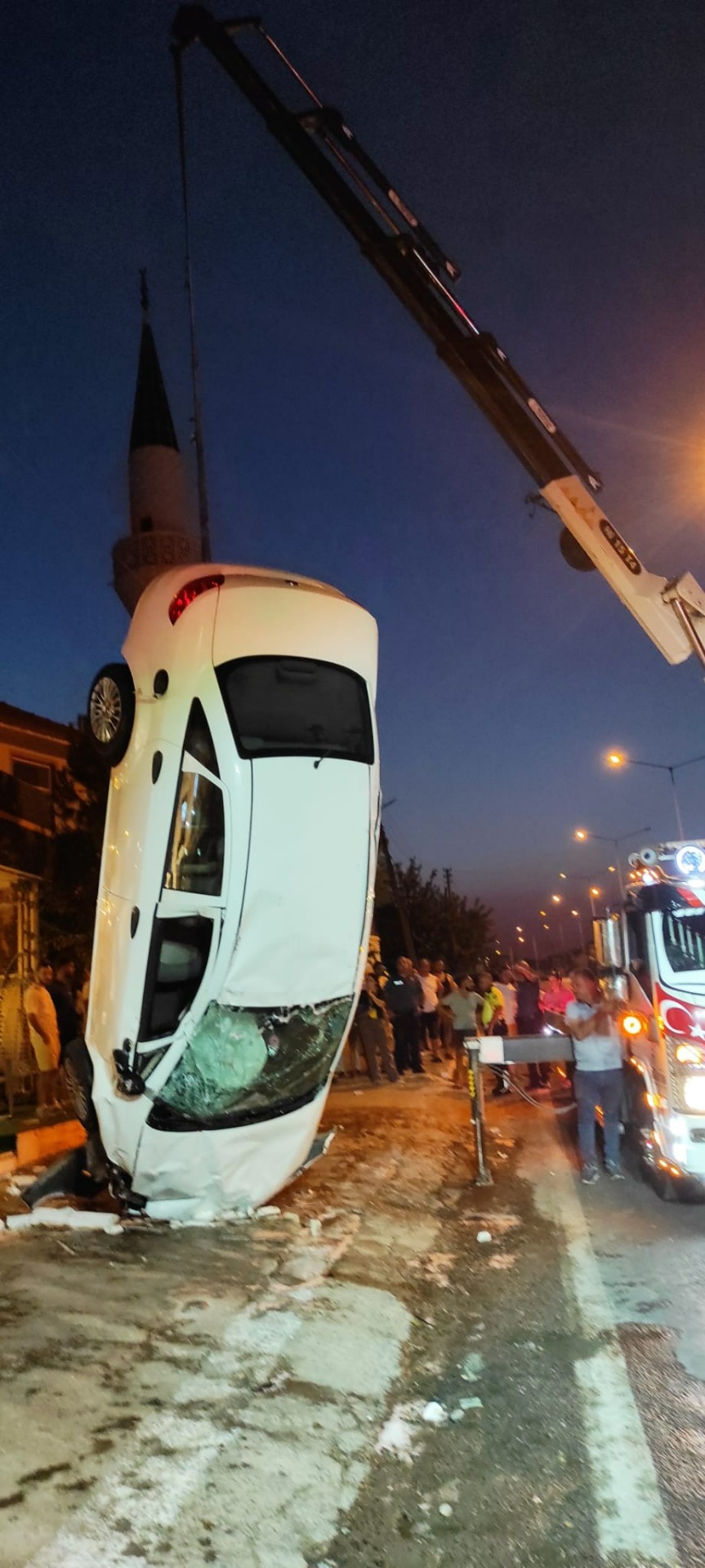Kamyonet ve motosiklete çarpıp, işyerine girdi 