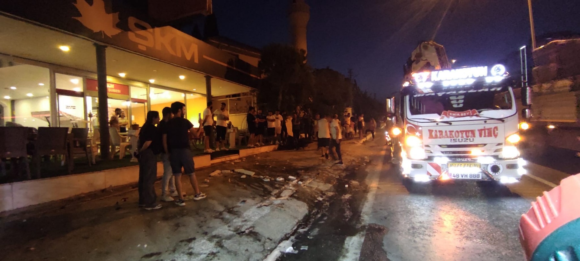 Kamyonet ve motosiklete çarpıp, işyerine girdi 