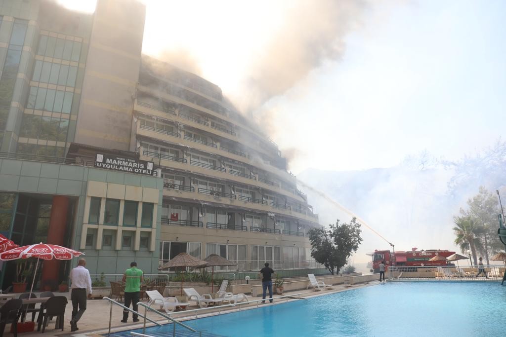 Marmaris Uygulama Oteli alevlere teslim oldu   