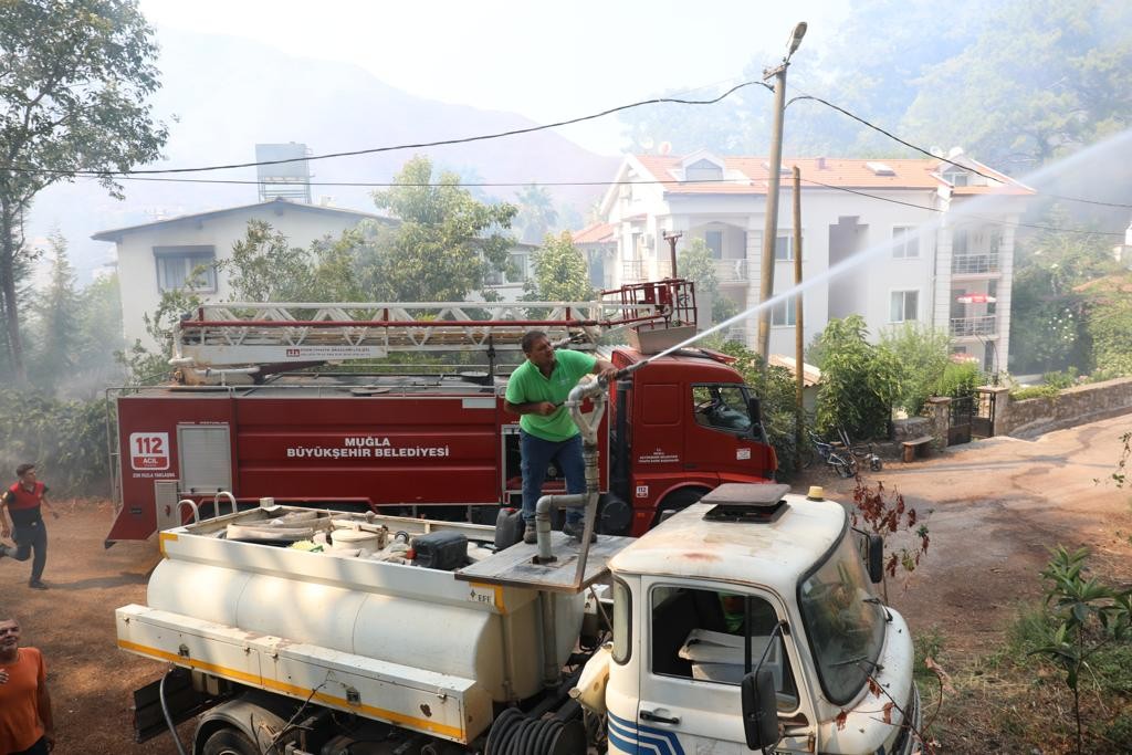 Marmaris Uygulama Oteli alevlere teslim oldu   