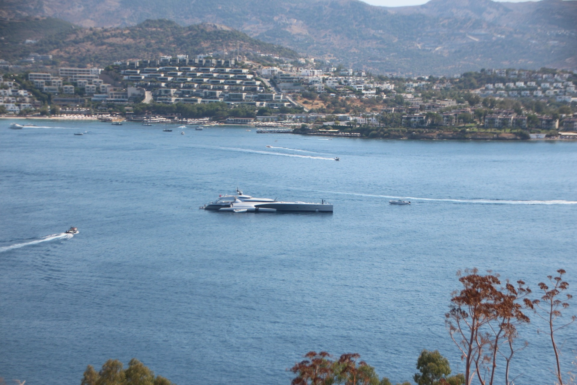 Uzay mekiği görünümlü yat Bodrum’da 