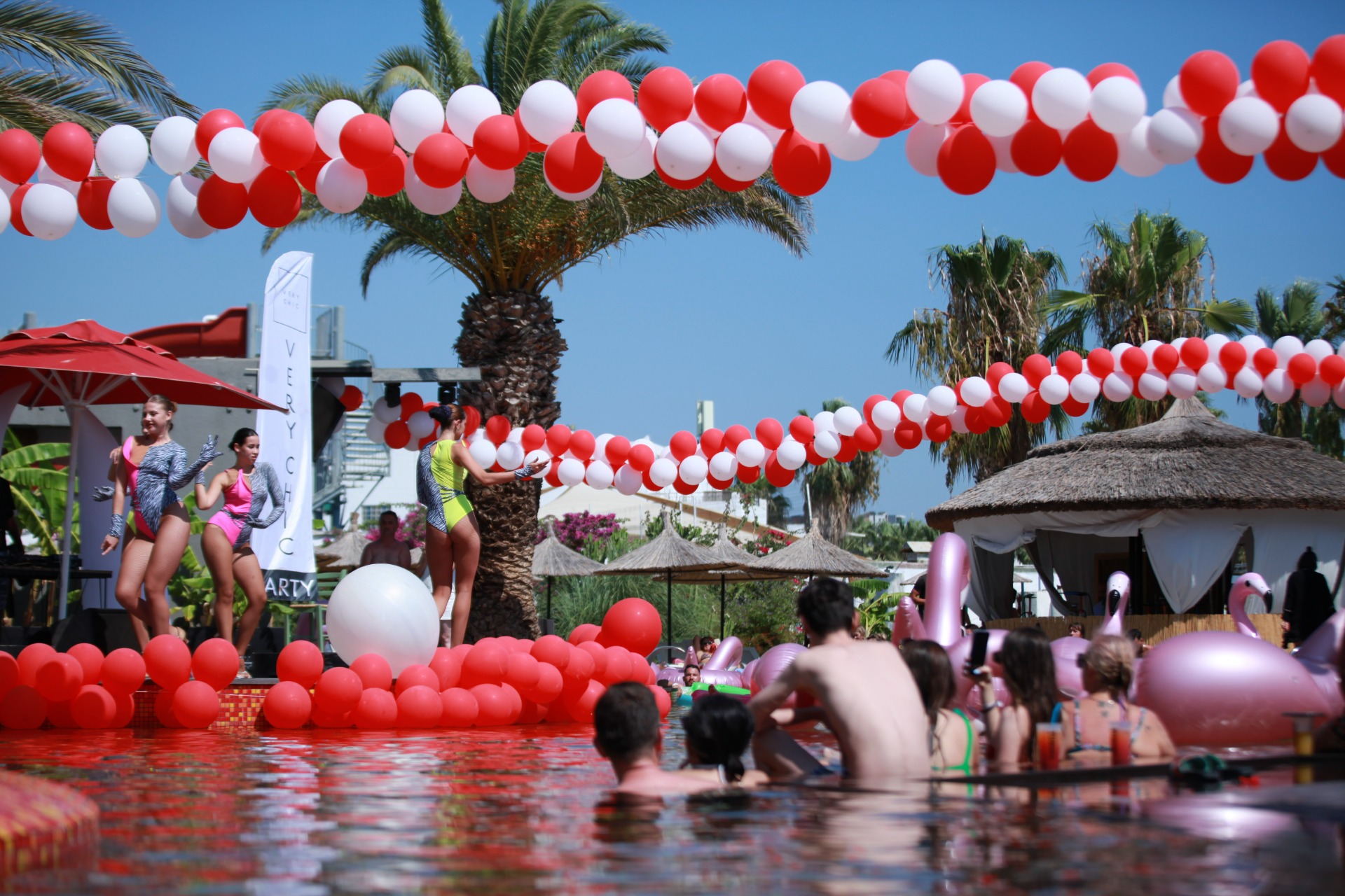 Turistler havuz başında köpük partisiyle doyasıya eğlendi