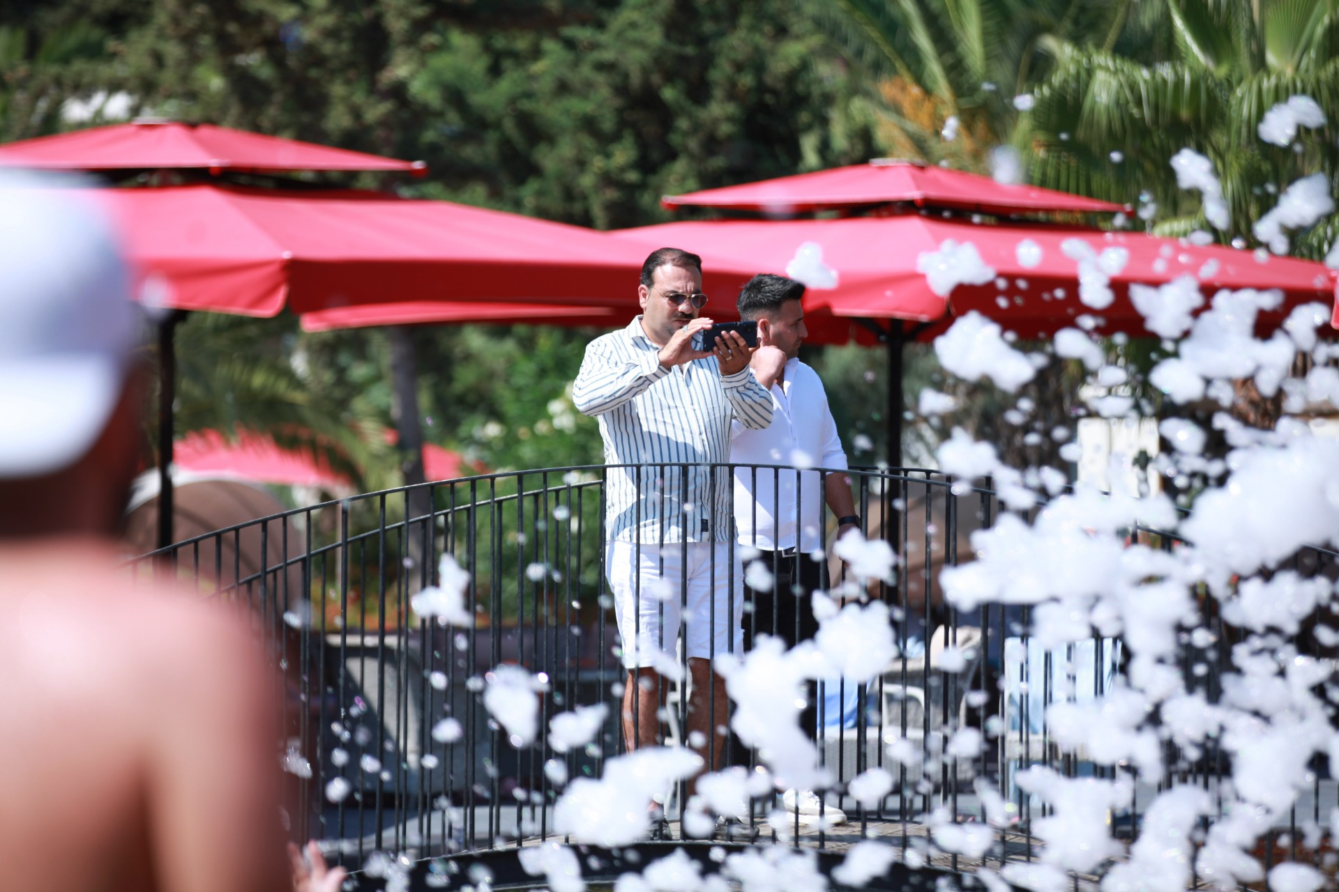 Turistler havuz başında köpük partisiyle doyasıya eğlendi