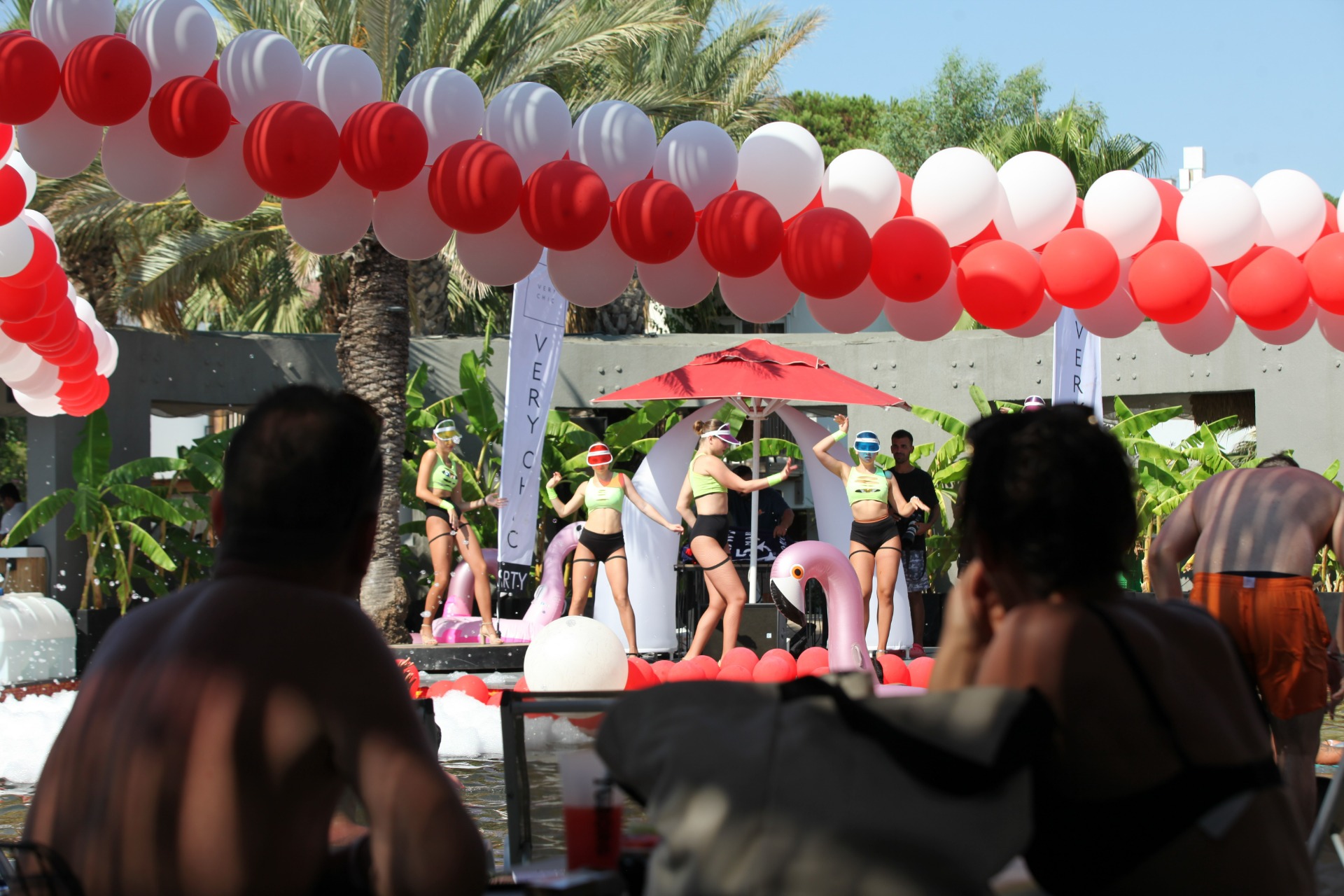 Turistler havuz başında köpük partisiyle doyasıya eğlendi