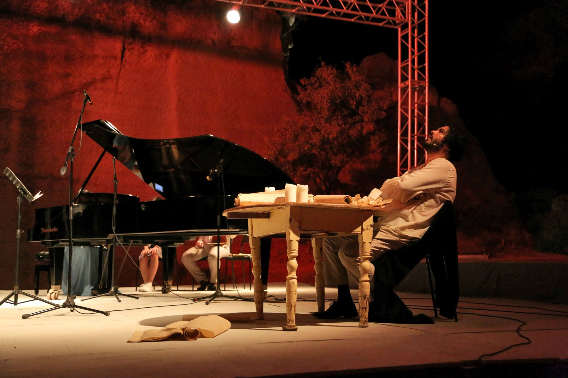 Klasik müziğe yeni bir boyut; “Beethoven’ı anlatmak” Gümüşlük’te alkış topladı
