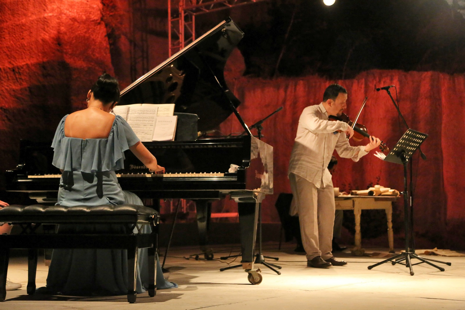 Klasik müziğe yeni bir boyut; “Beethoven’ı anlatmak” Gümüşlük’te alkış topladı