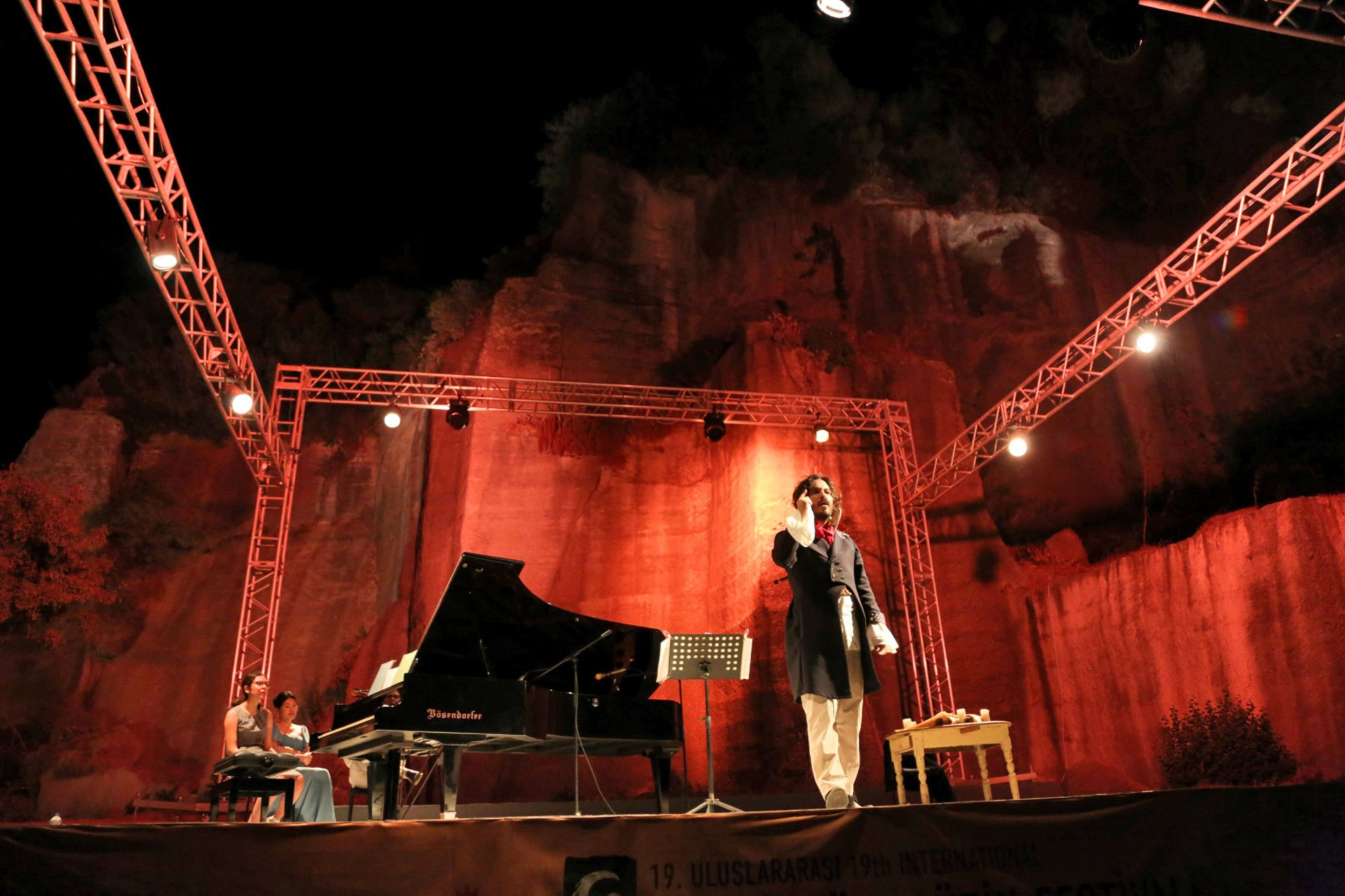 Klasik müziğe yeni bir boyut; “Beethoven’ı anlatmak” Gümüşlük’te alkış topladı