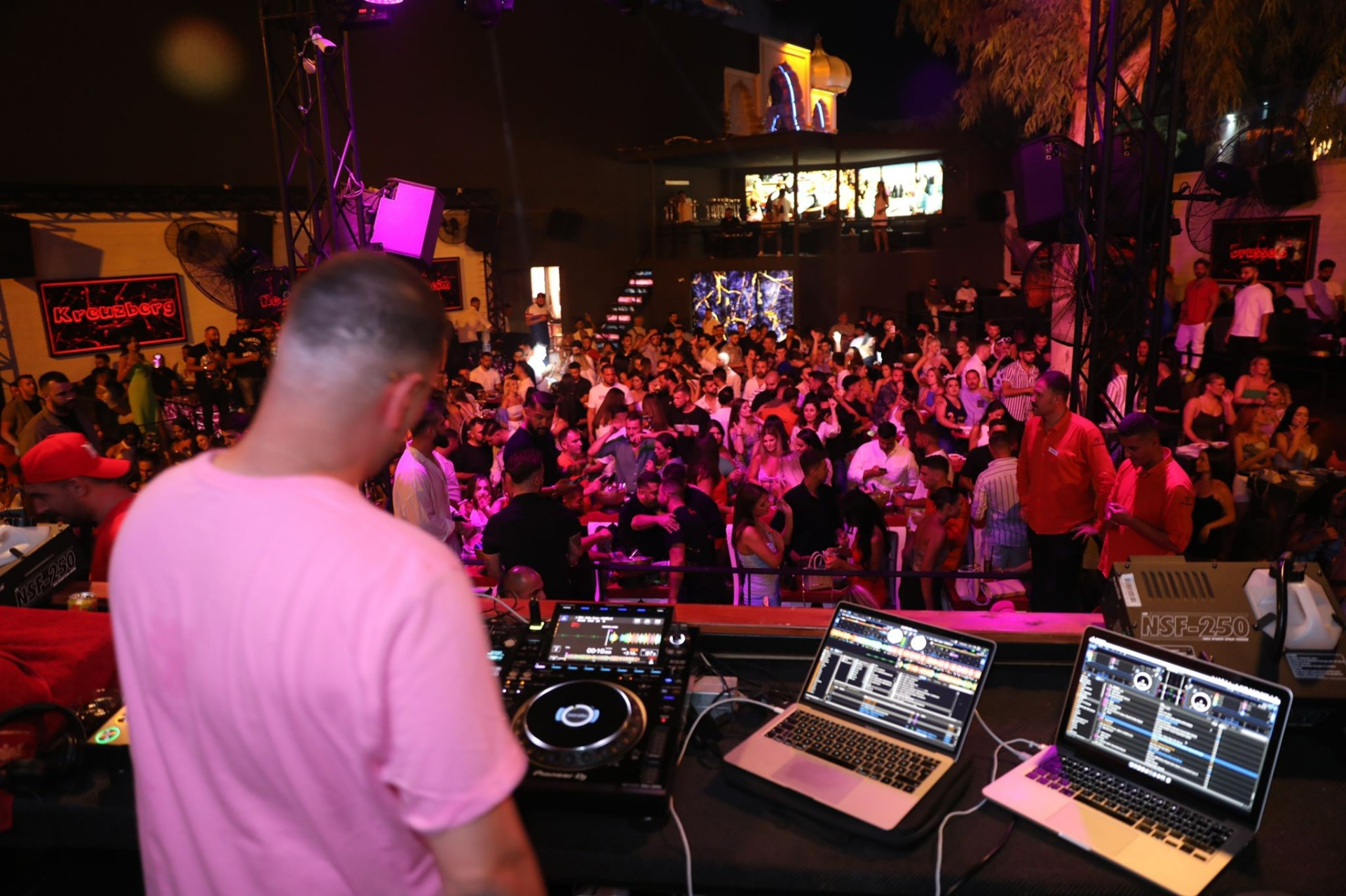 Bodrum’da yerli ve yabancı turistler DJ performans ile eğlendi