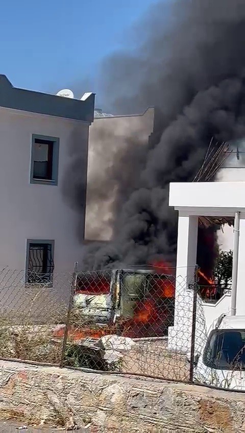Evlerin arasında korkutan yangın