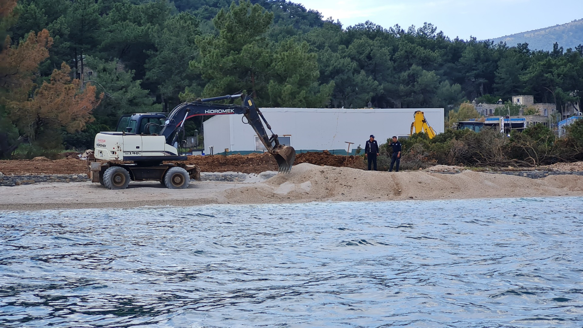 Bodrum'da denize dökülen kum kaldırılıyor, beton bloklar için ise talimat verildi