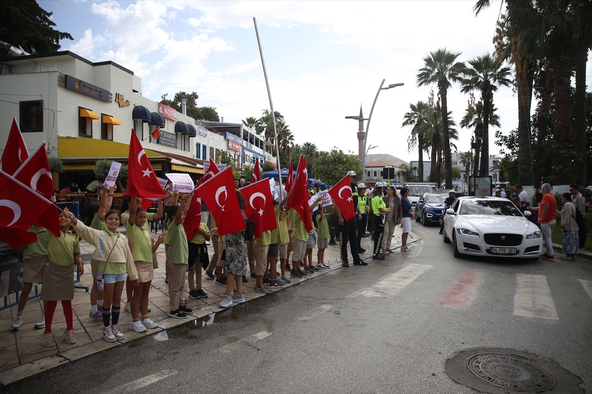 Antalya, Muğla ve Isparta'da yaya geçitleri 'yayalara öncelik' için kırmızıya boyandı