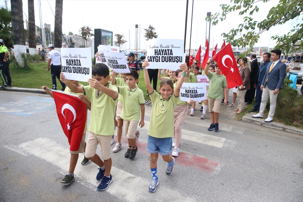 Antalya, Muğla ve Isparta'da yaya geçitleri 'yayalara öncelik' için kırmızıya boyandı