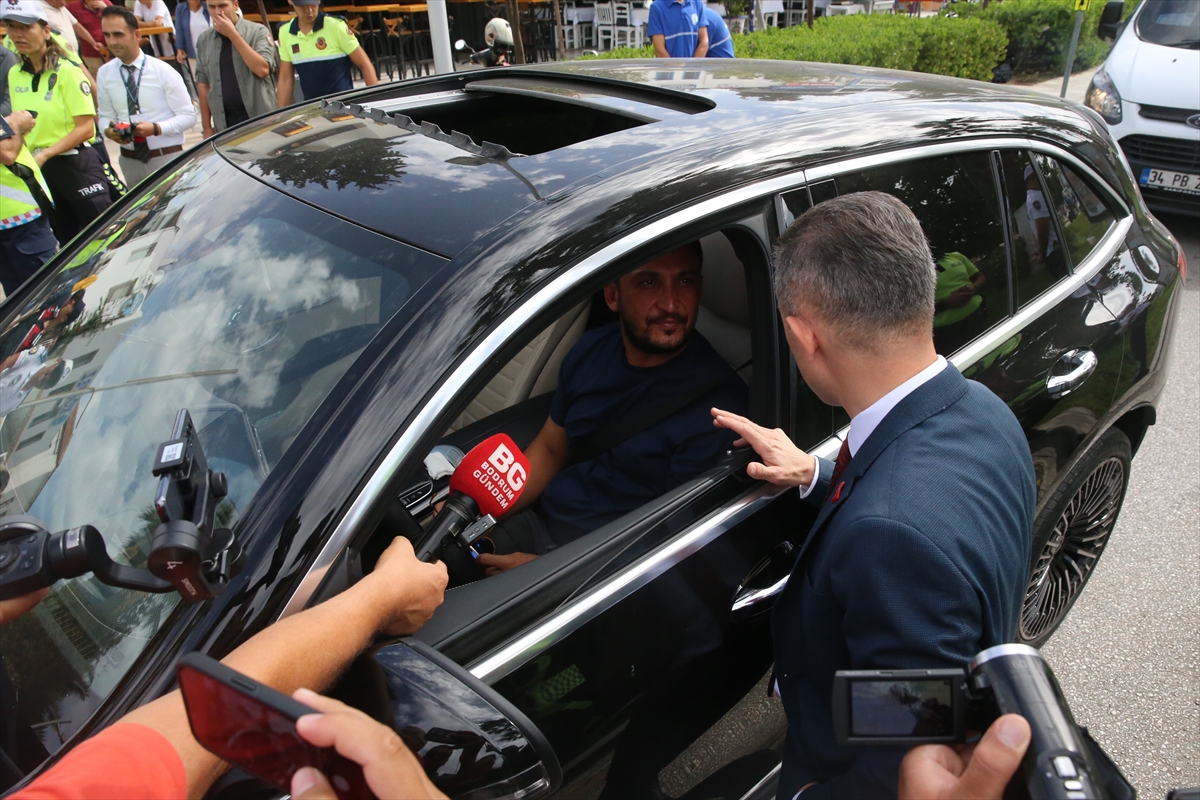 Antalya, Muğla ve Isparta'da yaya geçitleri 'yayalara öncelik' için kırmızıya boyandı
