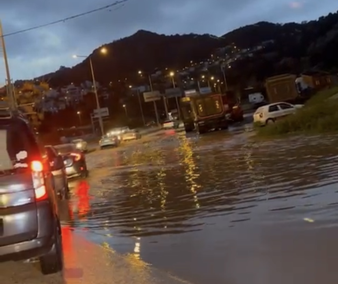 SON DAKİKA! Sağanak yağışta göle dönen yolda sürücüler zor anlar yaşadı 
