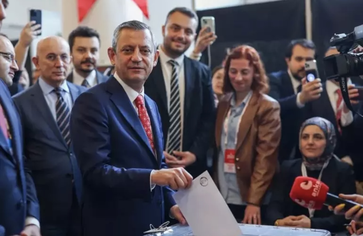 CHP'de kurultay günü! Özgür Özel yeniden Genel Başkan seçildi