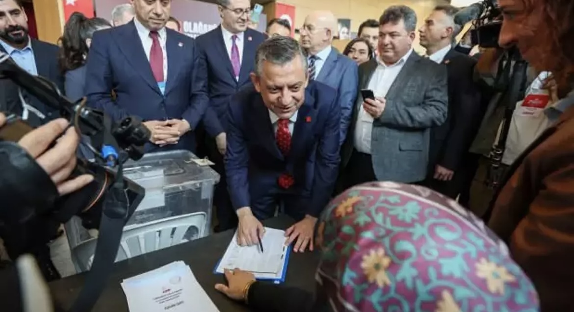 CHP'de kurultay günü! Özgür Özel yeniden Genel Başkan seçildi