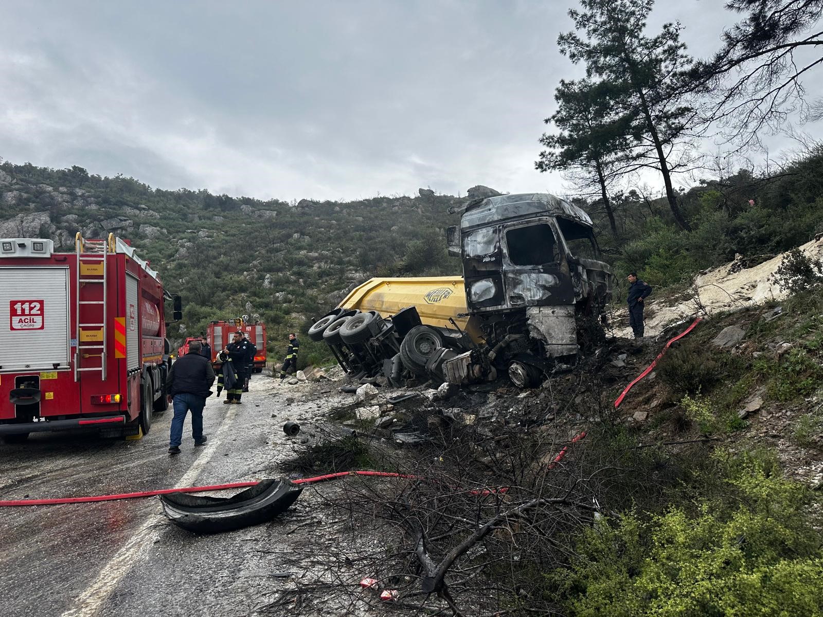 Tır sürücüsü feci şekilde yanarak hayatını kaybetti
