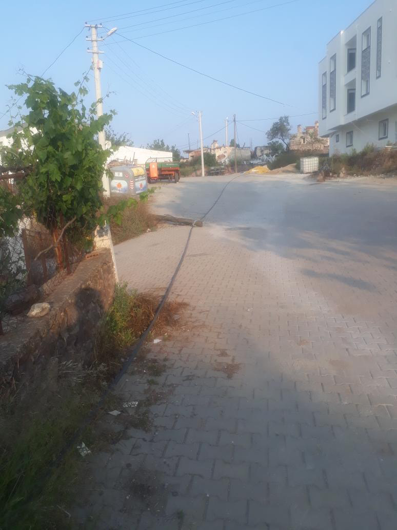 Mumcular’da devrilen telefon direği tehlike saçıyor! 