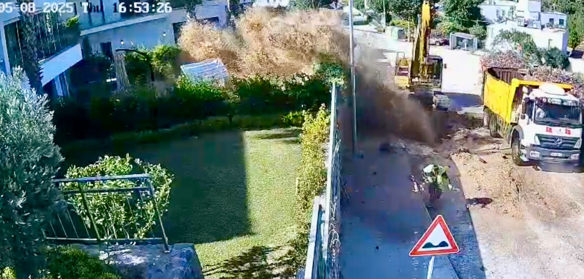 Su borusu bomba gibi patladı, site savaş alanına döndü