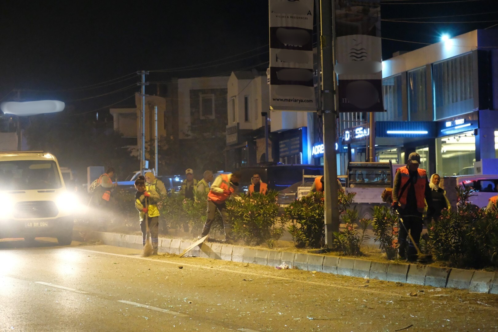 Belediye ekiplerinden gece mesaisi