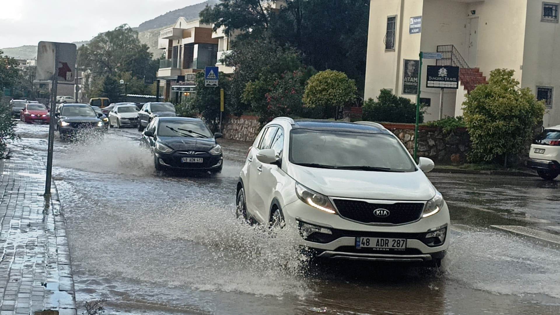 Bodrum‘da yine aynı kabus! Sağanak yağışta evleri su bastı 