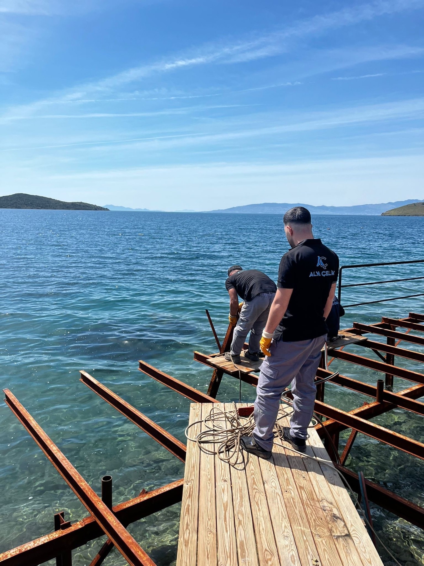 Kaçak iskele belediye ekipleri tarafından söküldü 
