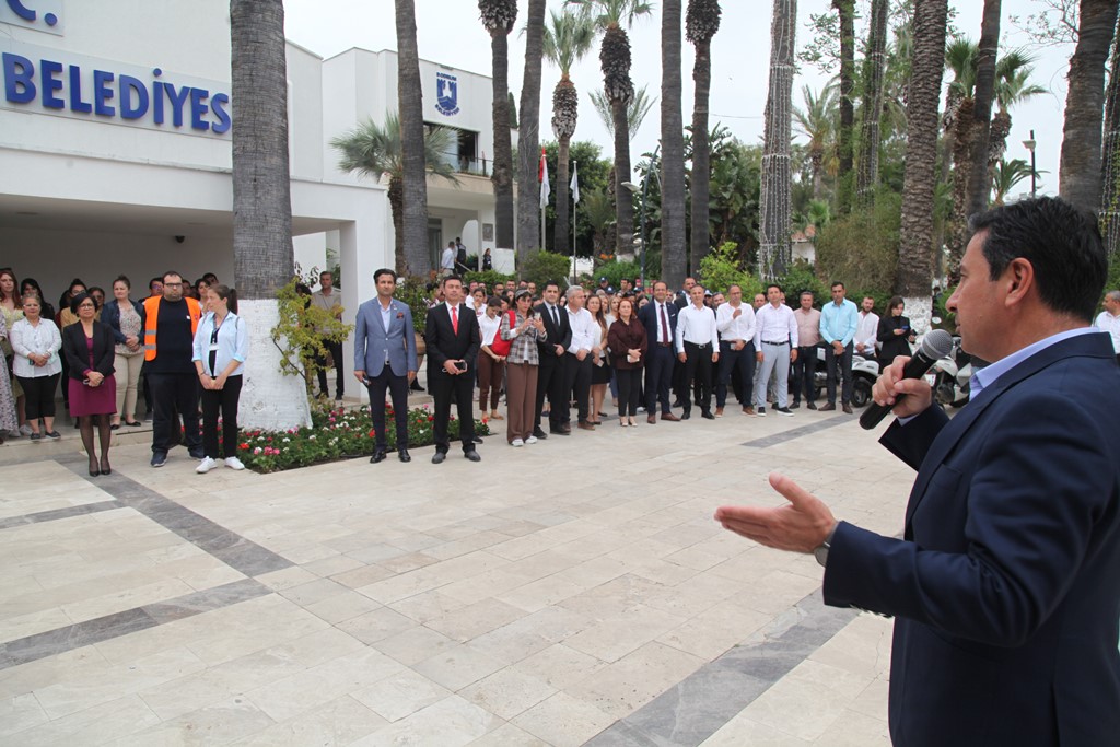 BELEDİYE PERSONELİYLE BAYRAMLAŞAN BAŞKAN ARAS, 1 MAYIS İŞÇİ BAYRAMINI DA KUTLADI