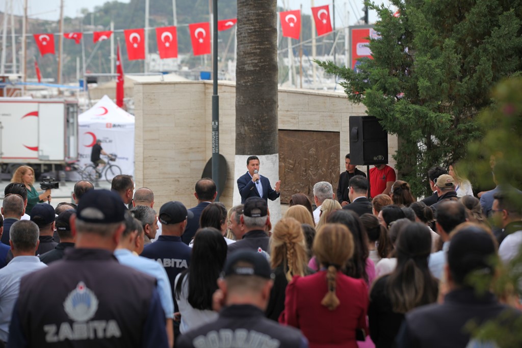 BELEDİYE PERSONELİYLE BAYRAMLAŞAN BAŞKAN ARAS, 1 MAYIS İŞÇİ BAYRAMINI DA KUTLADI