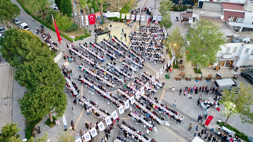 BODRUM’DA BİNLERCE KİŞİ BELEDİYENİN DÜZENLEDİĞİ İFTARA KATILDI 