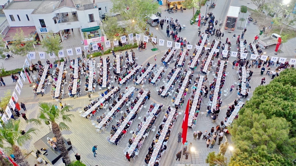 BODRUM’DA BİNLERCE KİŞİ BELEDİYENİN DÜZENLEDİĞİ İFTARA KATILDI 