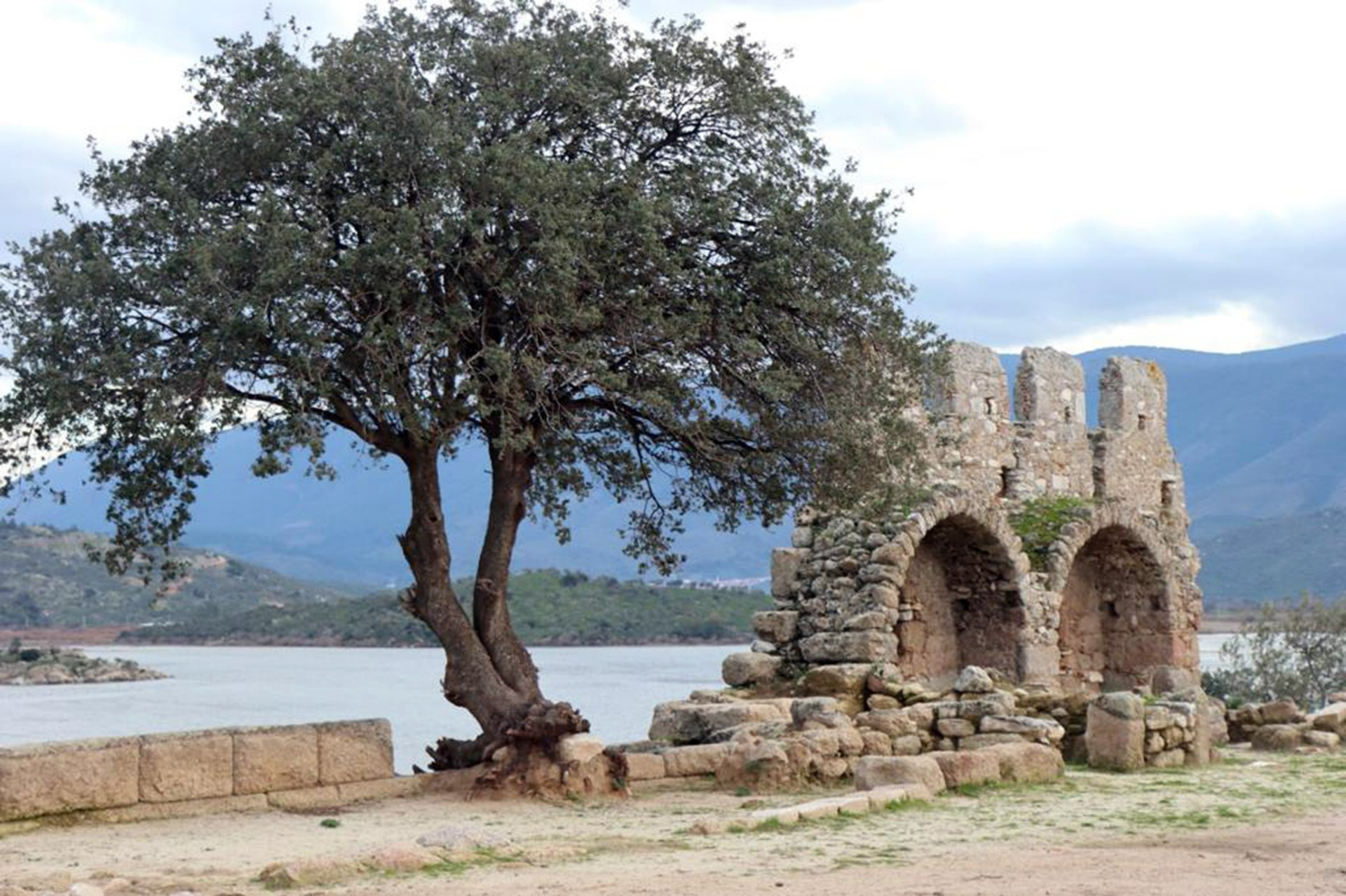 Bafa Gölü içindeki Göl Kalesi ‘Herakleia’ ilgi odağı oldu