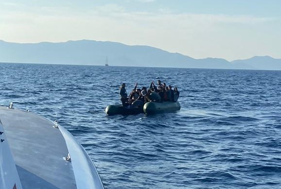 Bir lastik botta 30 düzensiz göçmen kurtarıldı