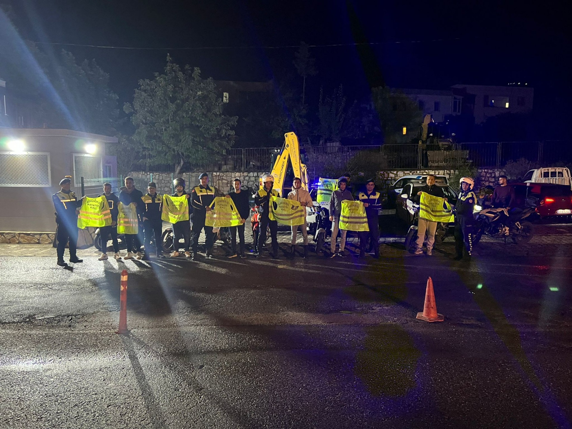 Bodrum'da 85 sürücüye reflektörlü yelek dağıtıldı