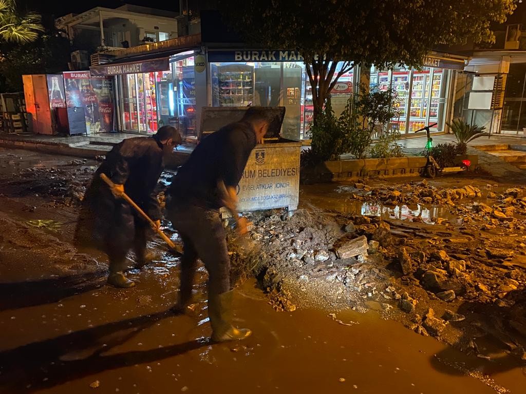 Bodrum'da yollar kapandı, evleri su bastı!