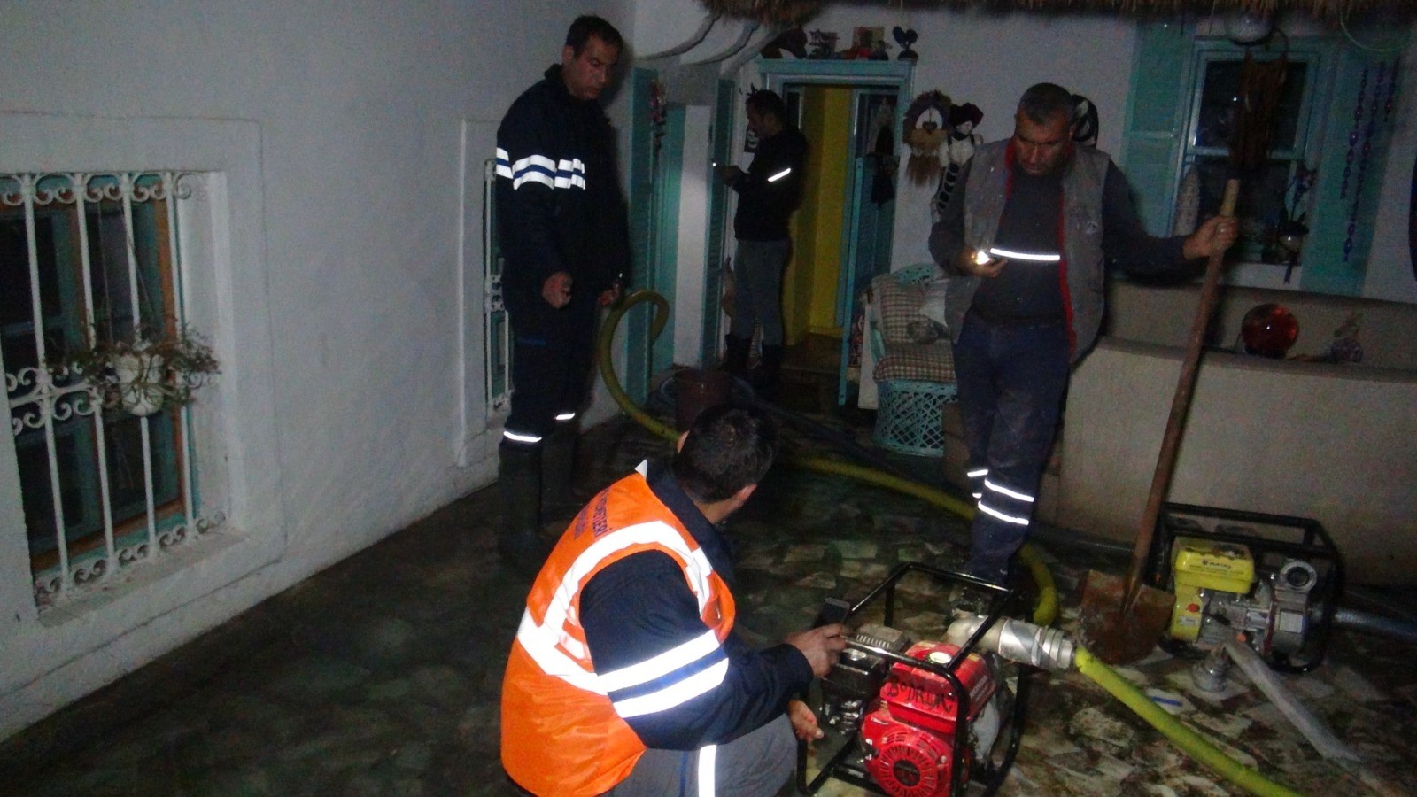 Bodrum'da yollar kapandı, evleri su bastı!