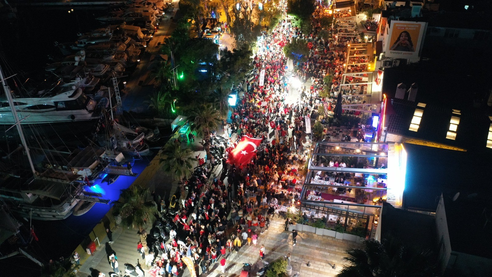 Bodrum’da kilometrelerce uzunlukta fener alayı
