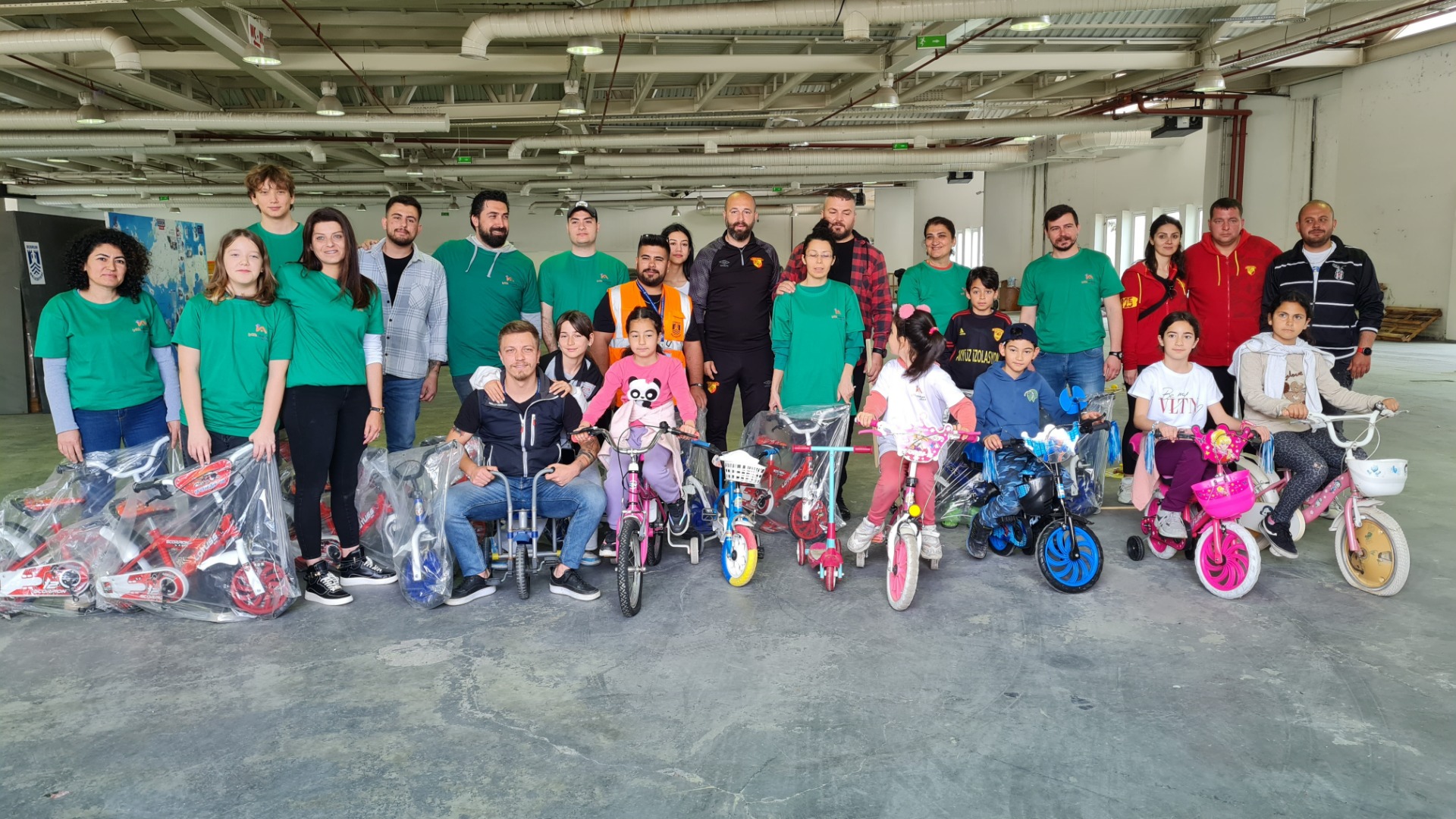 Bodrumlu gençlerden Hataylı çocuklara uçurtma ve bisiklet desteği