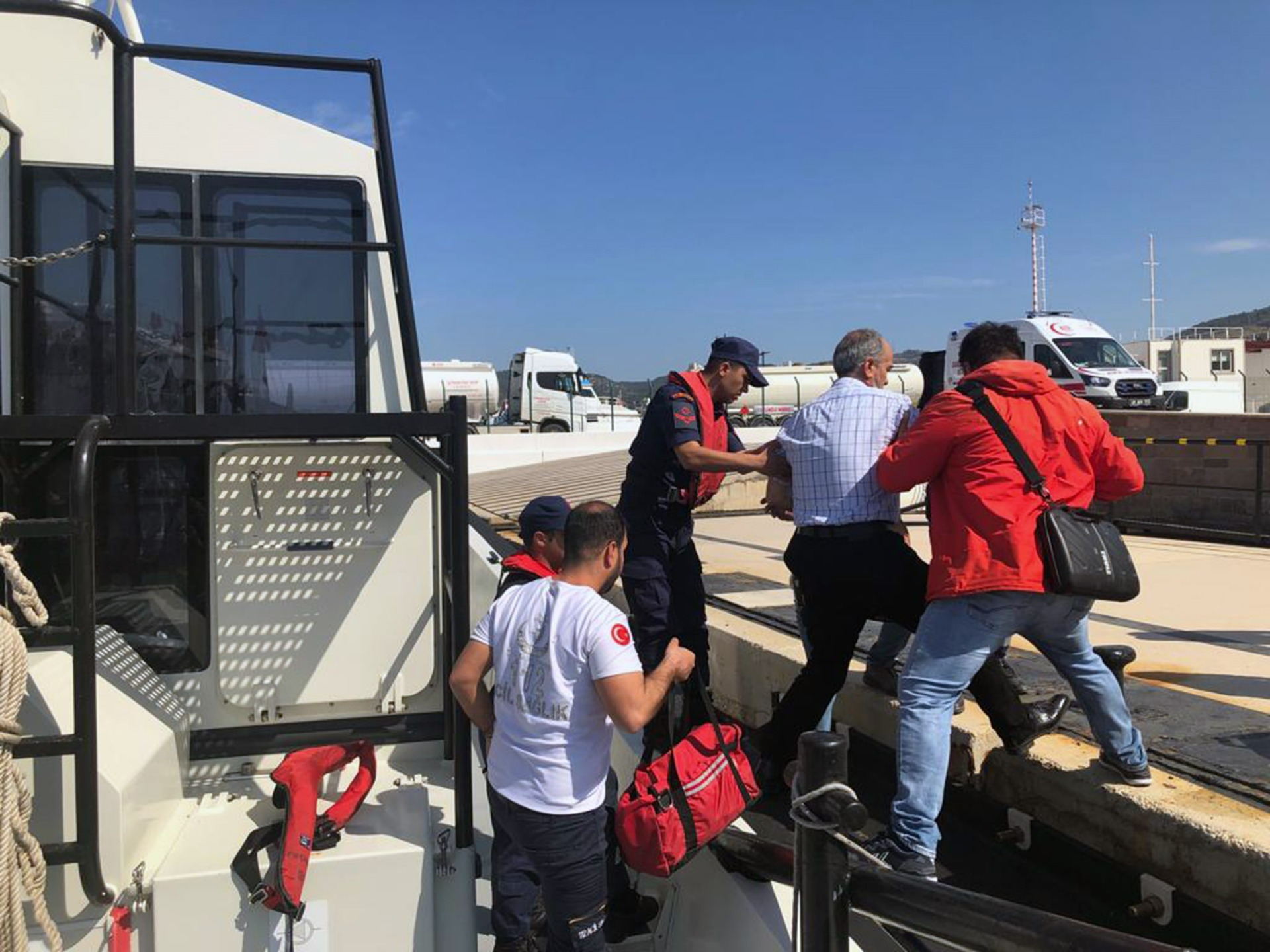 Bodrum açıklarında seyreden ticari gemide rahatsızlanan vatandaşa tıbbi tahliye