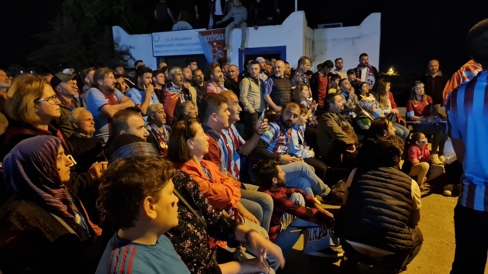 TRABZONSPOR'UN ŞAMPİYONLUK COŞKUSU BODRUM'DA SOKAKLARA TAŞTI