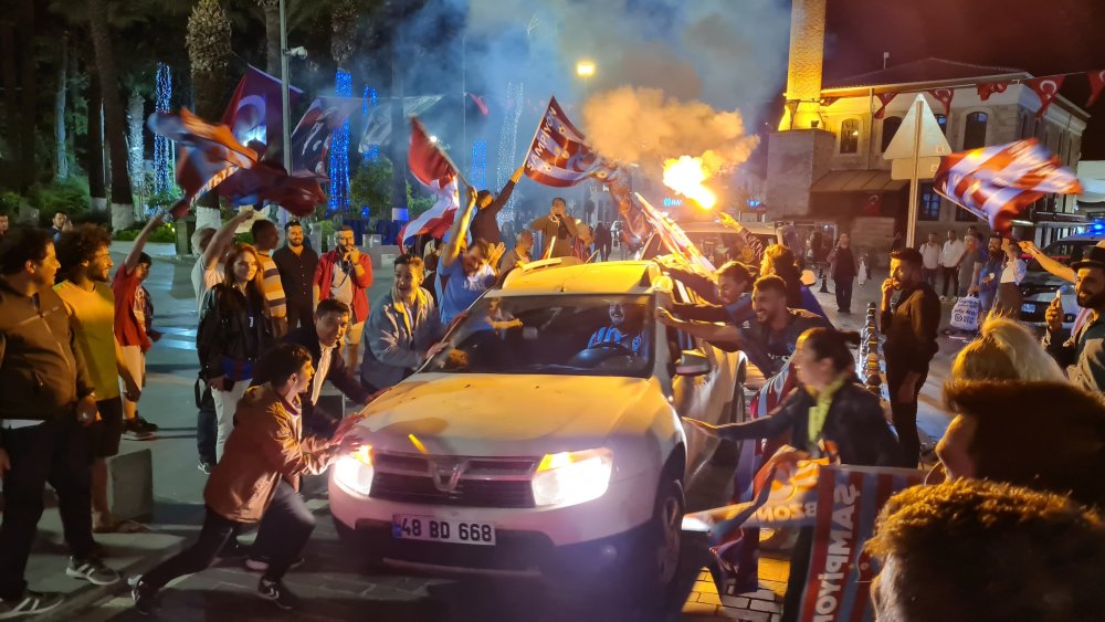 TRABZONSPOR'UN ŞAMPİYONLUK COŞKUSU BODRUM'DA SOKAKLARA TAŞTI