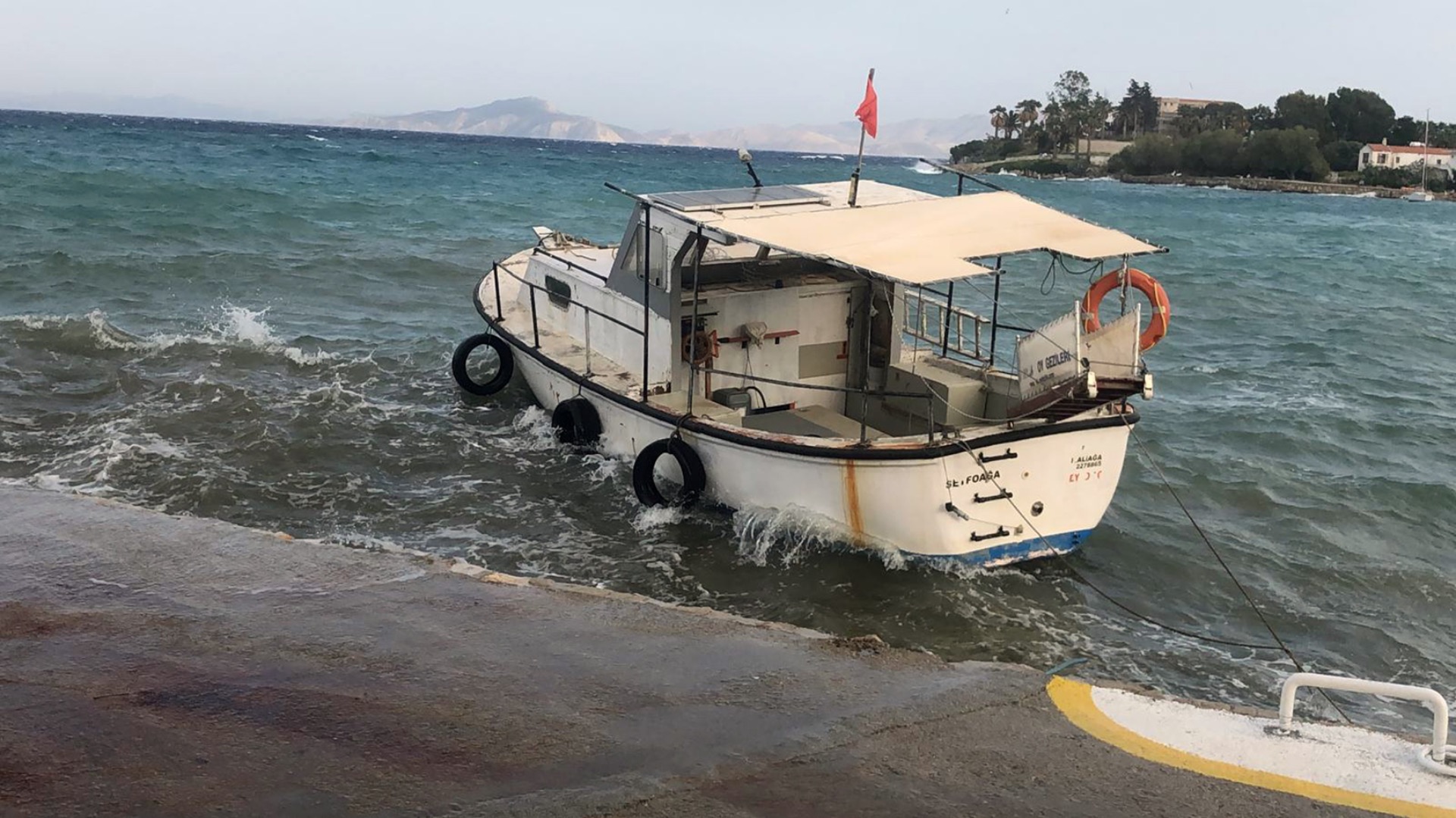 Fırtınada tekneler büyük tehlike atlattı