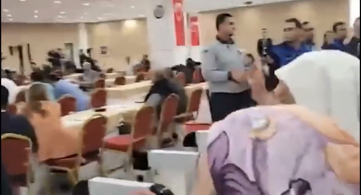 Belediyenin barikatlı engeli halkı ayağa kaldırdı! 