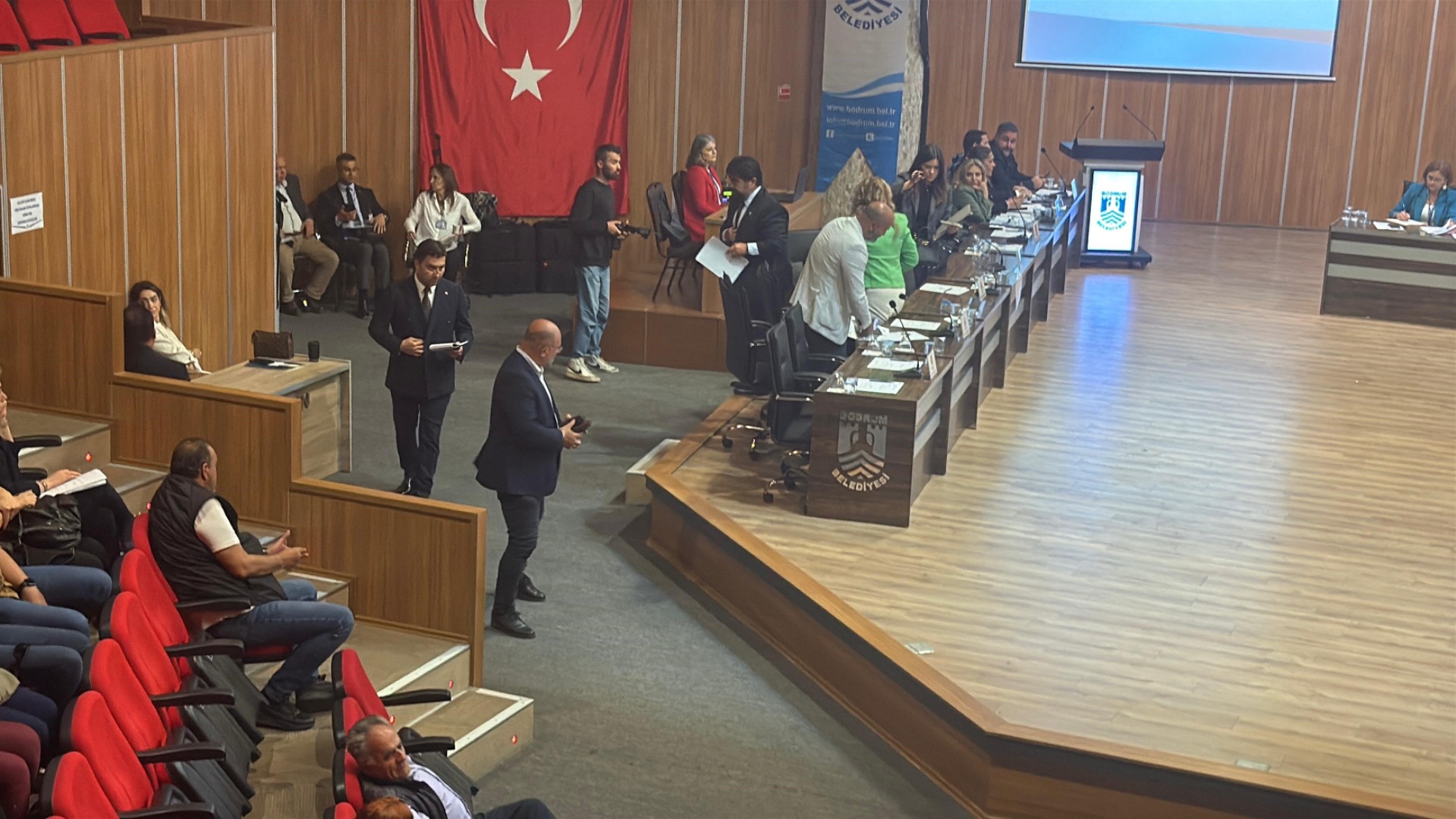 Bodrum'da meclis üyeleri kendilerine söz verilmediğini iddia ederek salonu terk etti