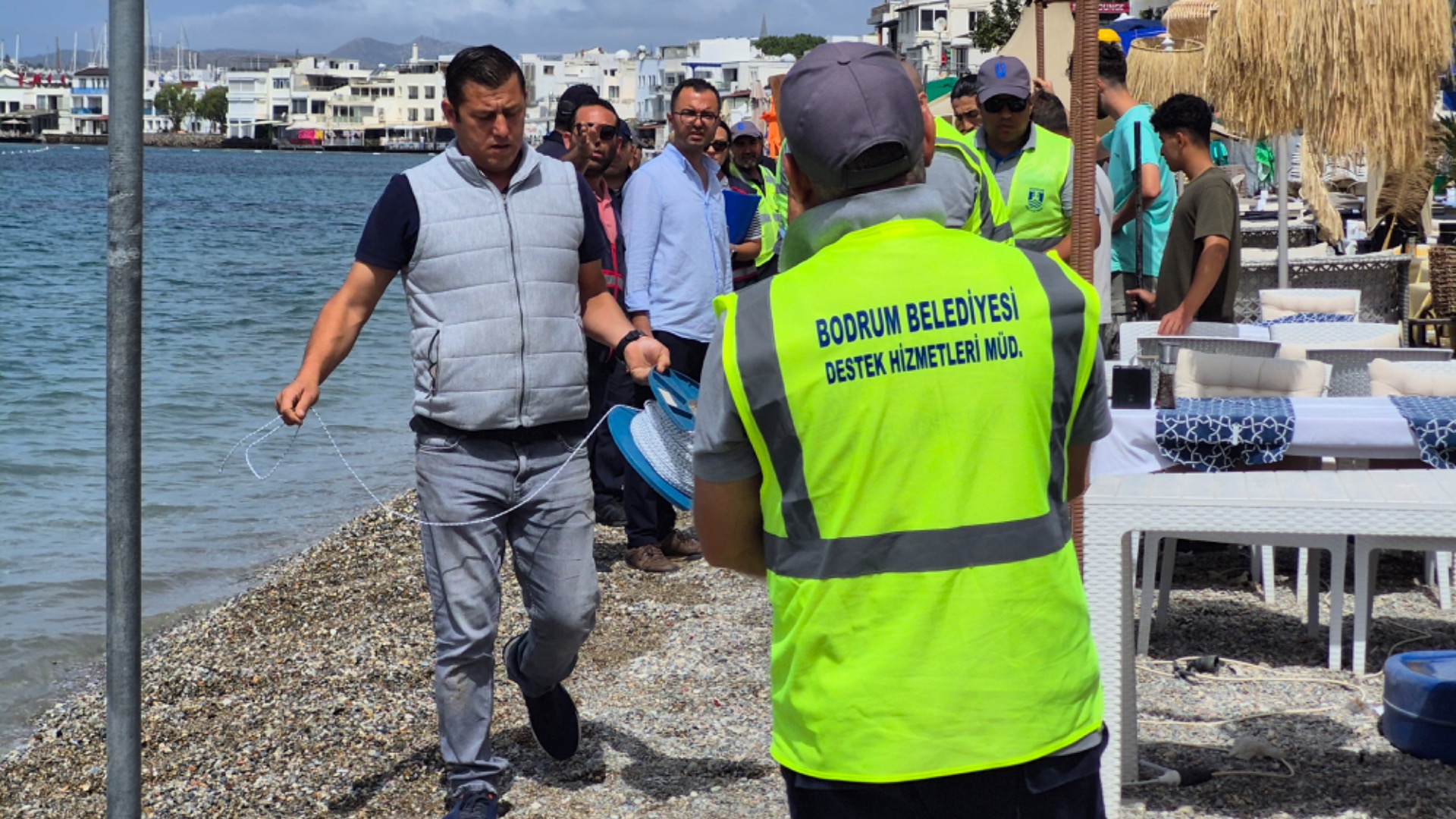 Sahilde işgale müdahale: Masalar kaldırıldı, şerit çekildi