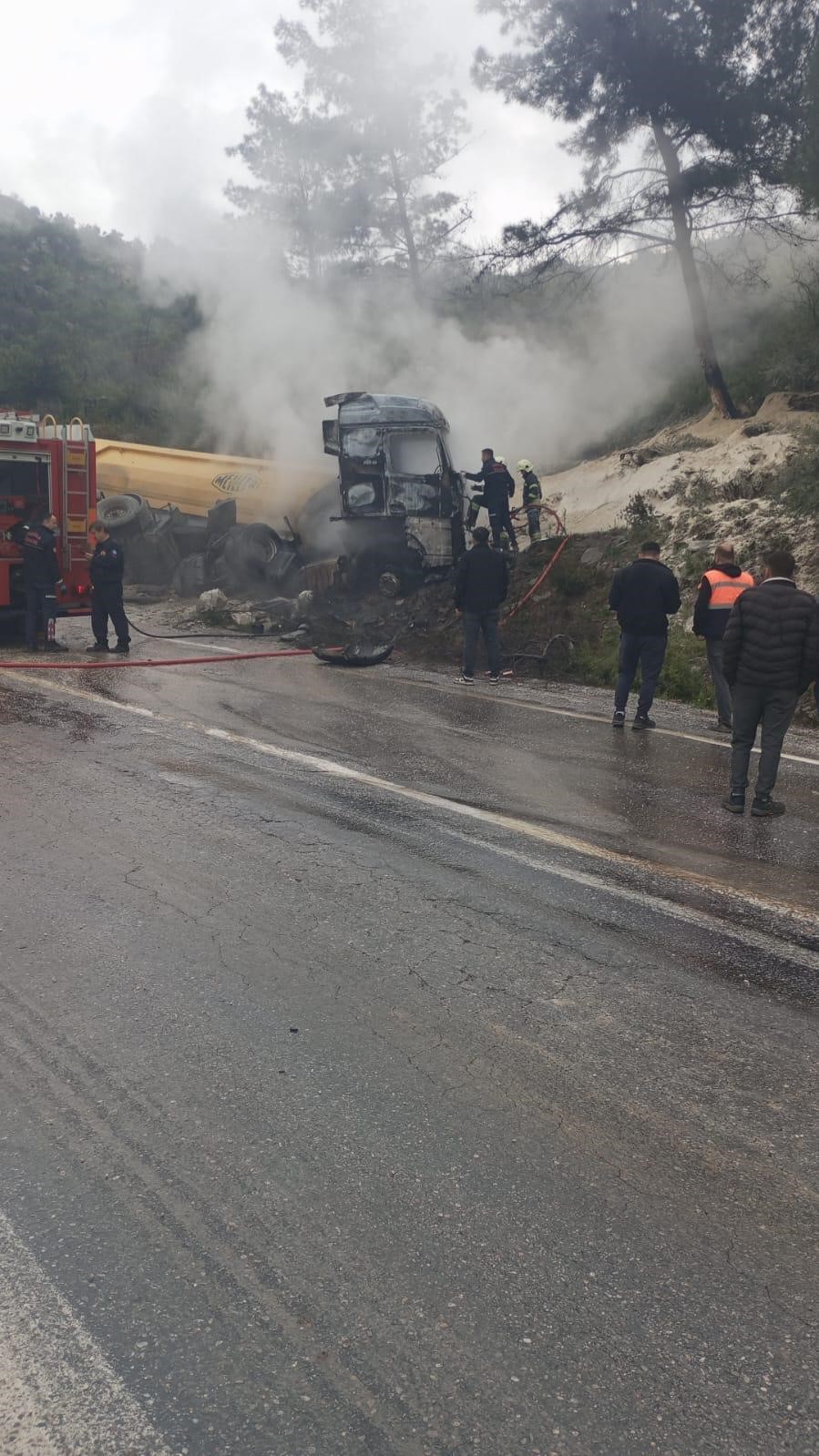 Tır sürücüsü feci şekilde yanarak hayatını kaybetti