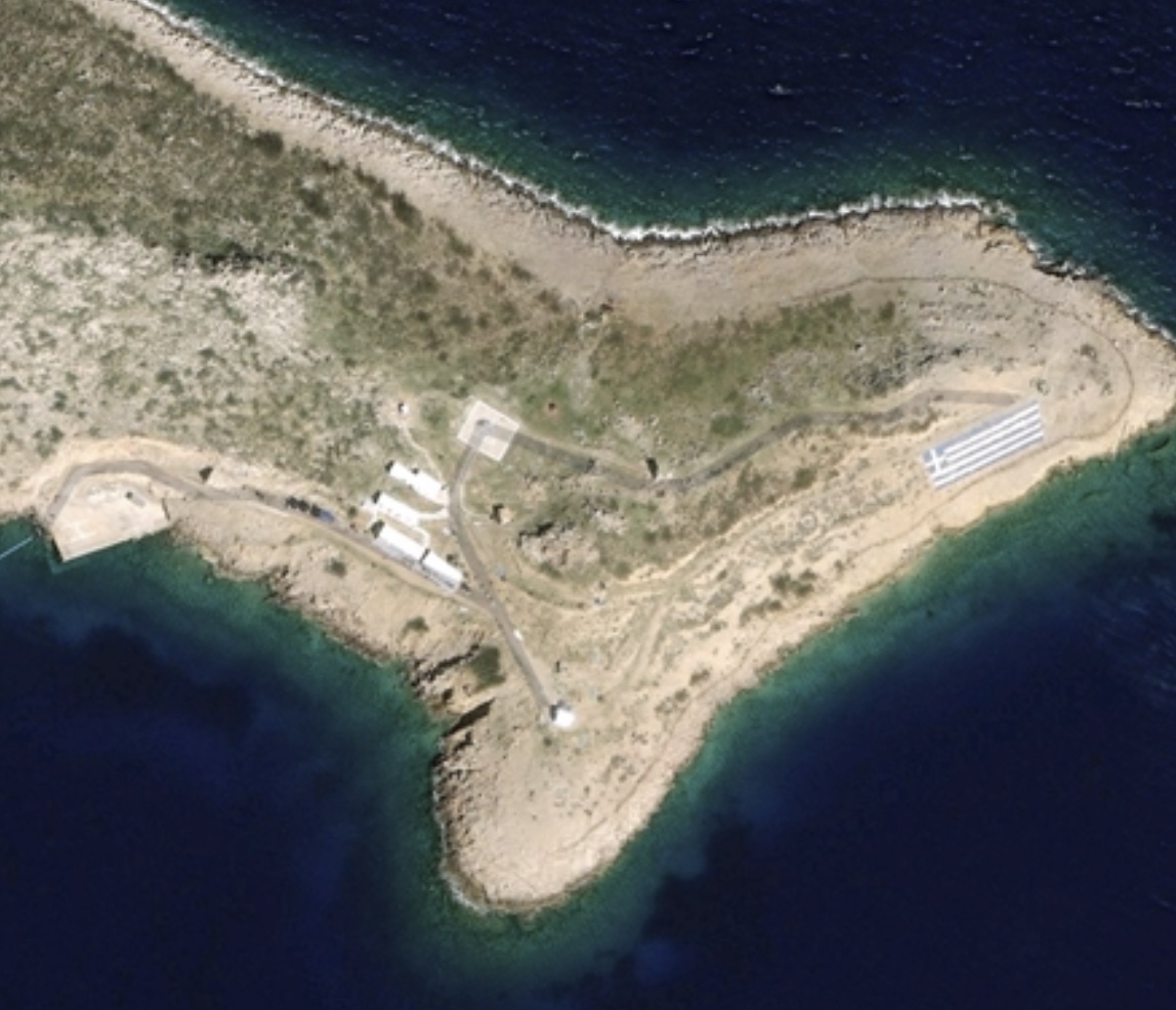 Keçi Adası'ndaki Yunan askerleri ve adaya yerleştirilen ağır silahlar görüntülendi
