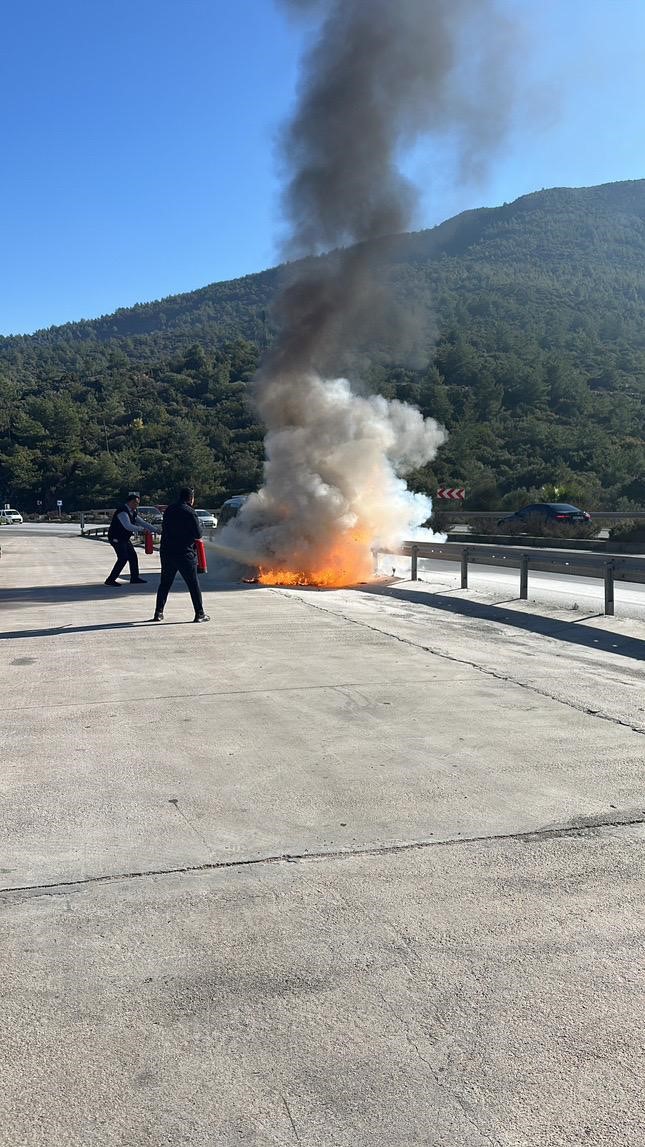 Seyir halindeki araç alev topuna döndü