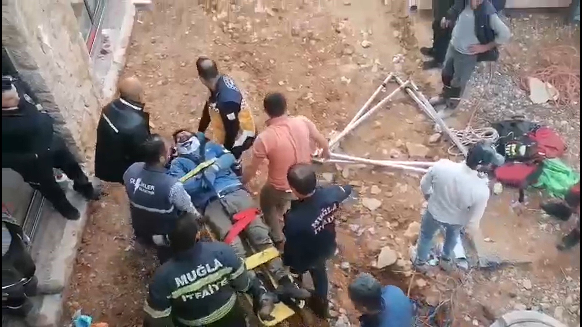 Kuyuya düşen işçiyi itfaiye kurtardı