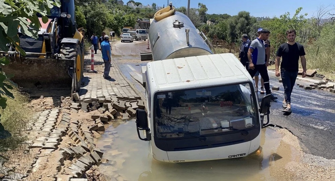 Bodrum'da ana isale su hattı patladı: Tanker çukura düştü